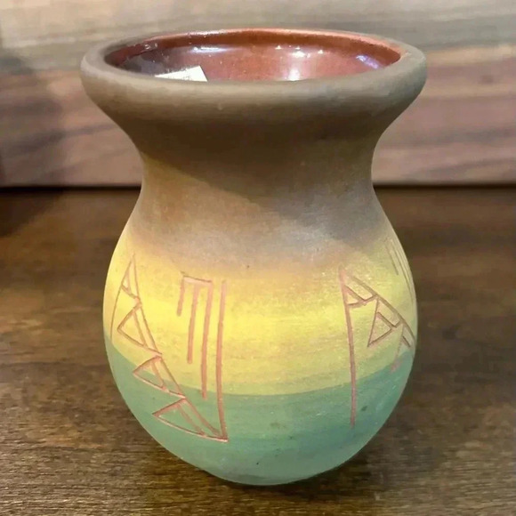 Vintage Sioux Indians Signed Pottery Vase Flat Bottom Sioux Indian Label EUC - Picture 4 of 8